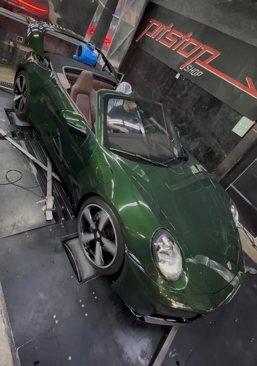 Detalhe de preparação eletrônica e remap Porsche na PitStopShop